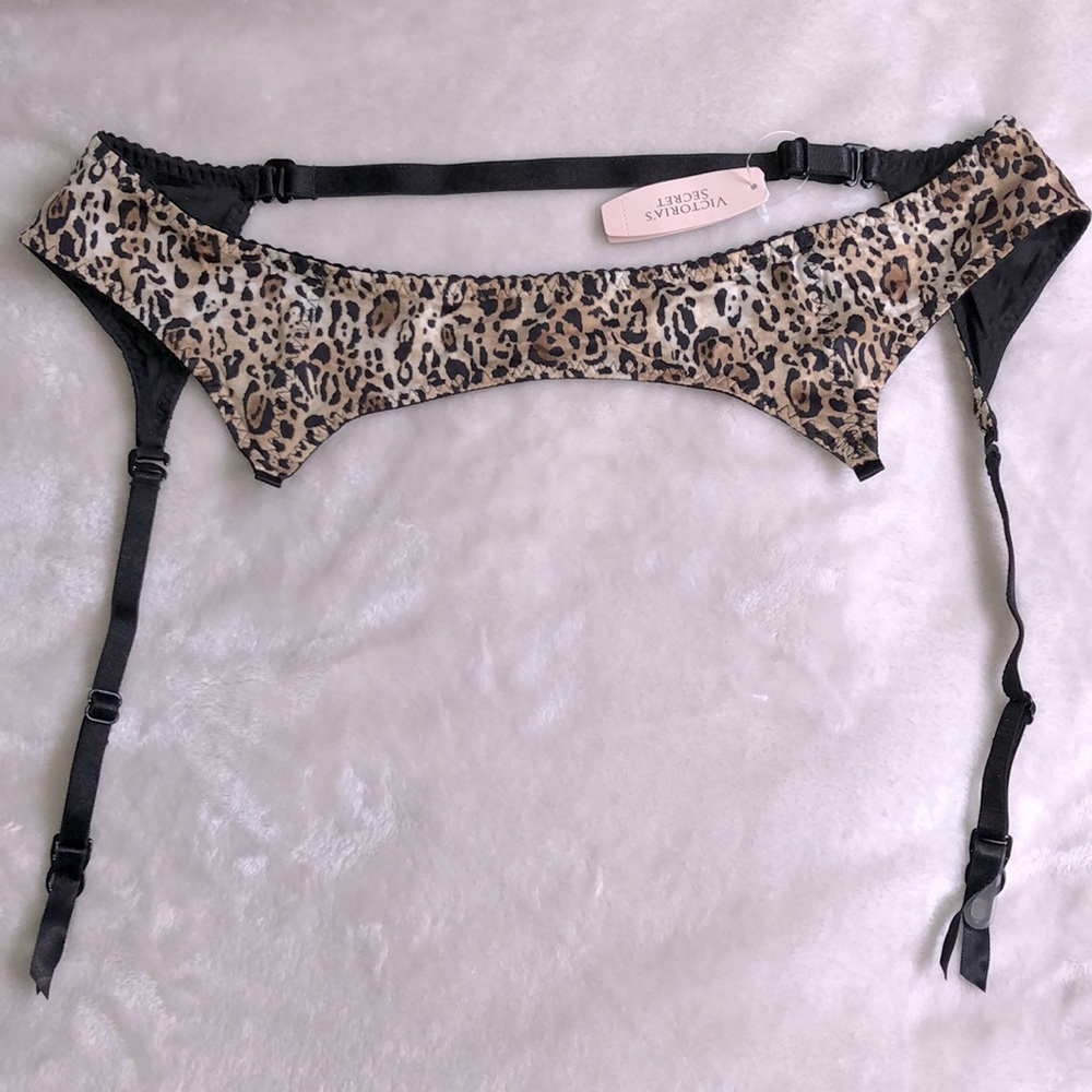 NWT Leopard & Black Victoria’s Secret reversible Garter Belt - Adjustable One Sz